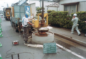 円形カッターによるアスファルト切断状況