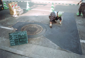 路面すりつけ補修状況。(硬化が速く、対候性、耐摩耗性に優れた樹脂系路面補修材)